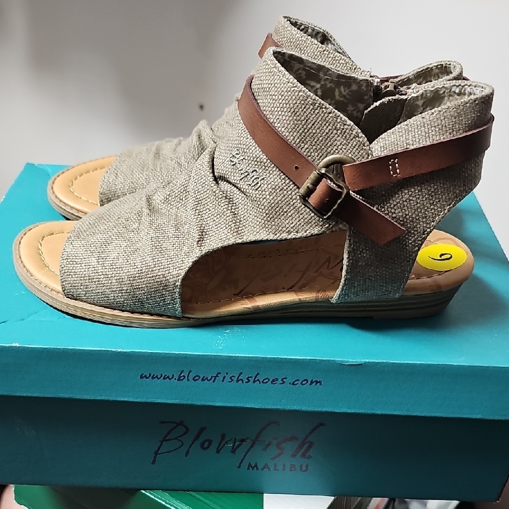 Blowfish Tan Sandals with Open-Toe Design - Picture 2 of 3